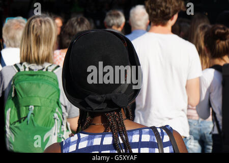 Folla multietnica di persone Foto Stock