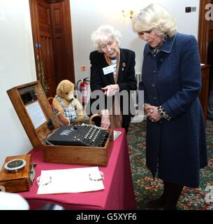 La Duchessa di Cornovaglia guarda una macchina Enigma insieme al Code Breaker Eileen Johnson, durante un ricevimento tenuto alla Mansion House Bletchley Park a Milton Keynes, Buckinghamshire. Foto Stock