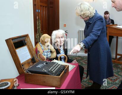 La Duchessa di Cornovaglia guarda una macchina Enigma insieme al Code Breaker Eileen Johnson, durante un ricevimento tenuto alla Mansion House Bletchley Park a Milton Keynes, Buckinghamshire. Foto Stock