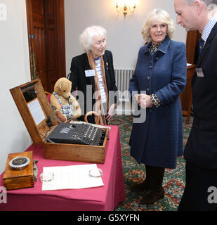 La Duchessa di Cornovaglia guarda una macchina Enigma insieme al Code Breaker Eileen Johnson, durante un ricevimento tenuto alla Mansion House Bletchley Park a Milton Keynes, Buckinghamshire. Foto Stock