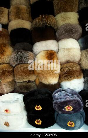 Tradizionale russo ushanka pellicce cappelli in vendita, San Pietroburgo, Russia, Europa Foto Stock
