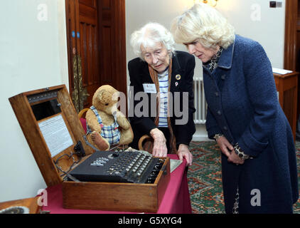 La Duchessa di Cornovaglia guarda una macchina Enigma insieme al Code Breaker Eileen Johnson, durante un ricevimento tenuto alla Mansion House Bletchley Park a Milton Keynes, Buckinghamshire. Foto Stock