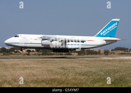 Antonov Design Bureau Antonov un-124-100 Ruslan su finale per pista 32. Foto Stock
