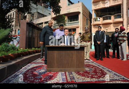 Il primo ministro David Cameron visita il Jallianwala Bagh Memorial Garden ad Amritsar in Punjab, commemorando il massacro del 1919 in cui 379 persone sono morte per mano dell'esercito britannico. Cameron ha deposto una corona e ha firmato un libro di condoglianze che si scusa per le atrocità. Foto Stock