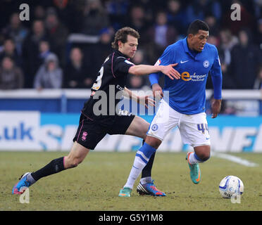 Calcio - Npower Football League Championship - Peterborough United / Birmingham City - London Road. Peterborough United's Nathaniel Mendez-Laing (a destra) e Birmingham City's Jonathan Spector (a sinistra) Foto Stock