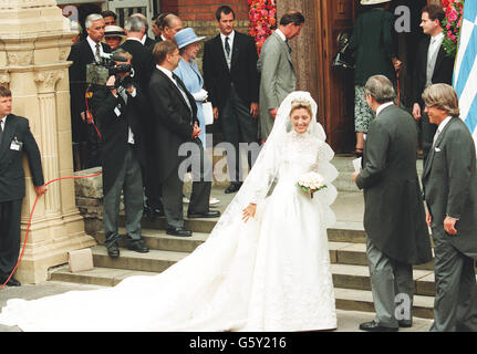 L'ereditiera Marie-Chantal Miller arriva alla Cattedrale di Santa Sofia a Bayswater, Londra, per il suo matrimonio con l'esiliato Principe ereditario Pavlos di Grecia. Foto Stock