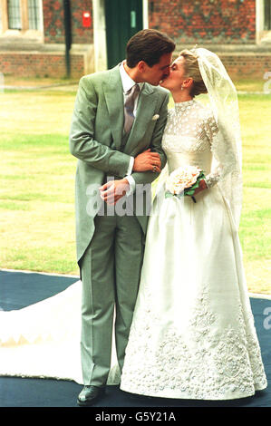 Marie-Chantal Miller e suo marito il principe ereditario in esilio Pavlos di Grecia scambiano un bacio fuori del loro ricevimento di nozze all'Hampton Court Palace, Surrey. Foto Stock