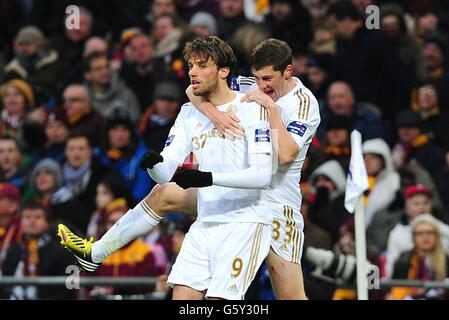 Miguel Michu (a sinistra) di Swansea City celebra il suo secondo gol Del gioco con il compagno di squadra ben Davies Foto Stock