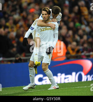 Calcio - Capital One Cup - finale - Bradford City / Swansea City - Stadio di Wembley. Michu di Swansea City festeggia dopo aver segnato i suoi lati secondo gol contro Bradford City con ben Davies Foto Stock