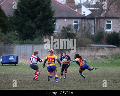 Inghilterra la cantante ufficiale di soprano dell'inno nazionale Laura Wright (al centro) in azione mentre gioca per il suo team Rosslyn Park Ladies contro Beckenham Ladies nel campionato RFUW South East 2 al Beckenham Rugby Club, Kent. Foto Stock