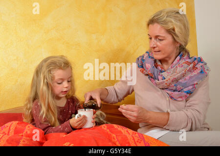 Ragazza di bere succo di sambuchi, Sambuco, / di bacche di sambuco (Sambucus nigra, sambuci fructus) Foto Stock