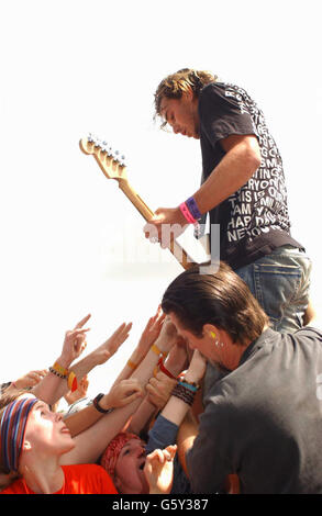 Il cantante Bush Gavin Rossdale si tuffa nella folla, durante il loro set sul palco di Pyramid, al primo giorno del festival di Glastonbury a Somerset. Foto Stock