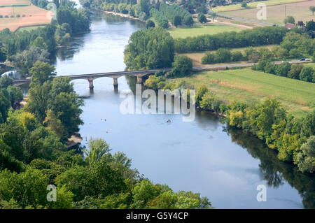 Il Castelnaud ponte sopra il fiume Dordogna che corre attraverso il dipartimento francese dello stesso nome nel cuore del Périgord Foto Stock