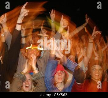 La folla a Glastonbury. La folla ama ascoltare la musica al Glastonbury Festival, Pilton, Somerset. Foto Stock