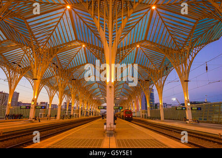 Oriente stazione ferroviaria al tramonto, Parque das Nações Lisbona, Portogallo Foto Stock