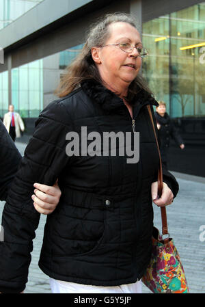 Deborah Brett, partner di Eddie Maher lascia Southwark Crown Court a Londra dove Maher ha ammesso il furto di un furgone di sicurezza contenente &sterlina; 1.2 milioni nel 1993 e fu incarcerato per cinque anni. Foto Stock