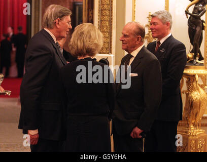 Duke of Edinburgh saluta il deputato Bill Cash (a sinistra) di Stone alla reception di parlamentari e deputati di Buckingham Palace, Londra. Foto Stock