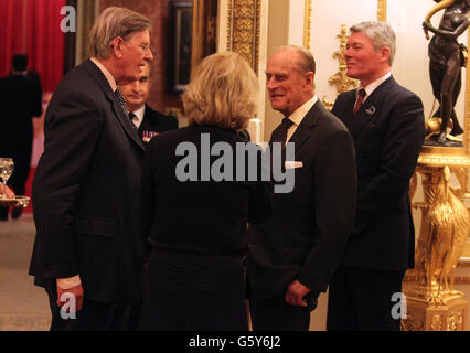 Duke of Edinburgh saluta il deputato Bill Cash (a sinistra) di Stone alla reception di parlamentari e deputati di Buckingham Palace, Londra. Foto Stock