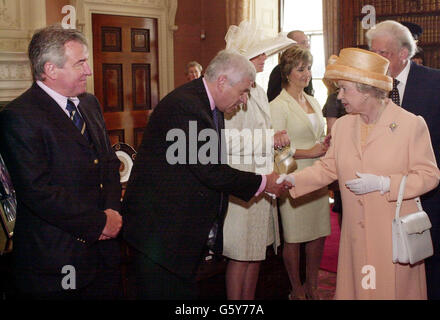 La Regina Elisabetta II della Gran Bretagna viene salutata dal presidente del Leeds United Peter Ridsdale con il manager del New Leeds United Terry Venables (a sinistra) che guarda avanti durante la sua visita alla Harewood House di Leeds. * la Regina ha partecipato alla celebrazione del Festival, una performance che celebra lo Yorkshire dalla sua adesione. E 'stato presentato sui passi di fronte alla Camera di Harewood e ha incluso i contributi della ex presidente della Camera dei Comuni Baronessa Boothroyd e l'ospite Countdown Richard Whiteley. Foto Stock