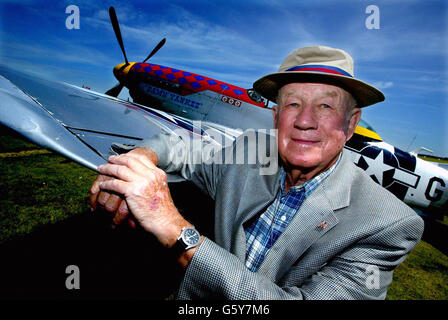 Il maggiore generale Donald J Strait, ex pilota della seconda guerra mondiale del 356th Fighter Group, che ha abbattuto 13.5 aerei nemici, si trova di fronte a un P-51 Mustang al Flying Legends Airshow, RAF Duxford, Cambridgeshire. Migliaia di appassionati e famiglie dell'aviazione hanno visitato il secondo giorno di una vetrina annuale di aerei della prima e della seconda guerra mondiale, con decine di aerei, piloti e veterani di combattimento provenienti da tutto il mondo. Foto Stock