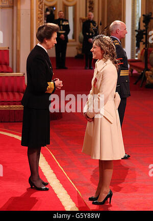 Charlotte Dujardin riceve la sua OBE dalla Principessa Royal durante una cerimonia di investitura a Buckingham Palace, Londra. Foto Stock