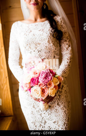 Sposa con fiori sul giorno di nozze Foto Stock