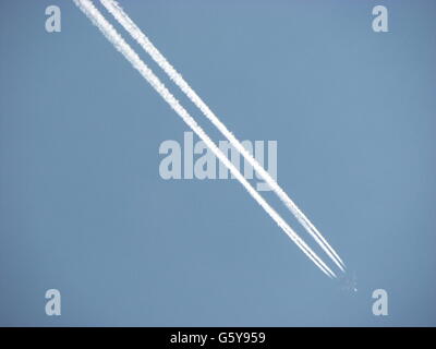 Un aereo lasciando jet streak nel cielo Foto Stock