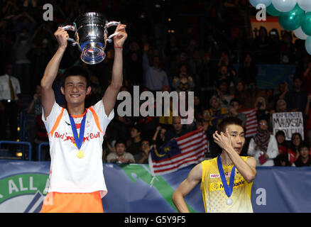 Chen Long (a sinistra) in Cina festeggia con il trofeo dopo aver sconfitto Lee Chong Wei (a destra) in Malesia per vincere la finale maschile nel sesto giorno dei Campionati Yonex All England Badminton 2013 alla National Indoor Arena di Birmingham. Foto Stock