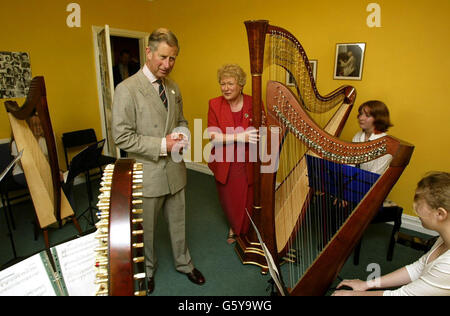 Il Principe del Galles visita il personale e gli alunni del William Mathies Music Center di Caernarfon, dove li guardava esibirsi in un concerto nella chiesa di Santa Maria. *....era il suo terzo impegno della giornata dopo aver visitato Plas Mawr, una casa cittadina elisabettiana restaurata nella storica città del Galles del nord di Conwy, dove incontrava gli imprenditori locali e la fabbrica Euro DPC, a Llanberis, Che produce prodotti diagnostici per l'assistenza sanitaria e ha vinto il Queen's Award for Export Achievement quattro anni fa. La visita è stata l'ultima tappa del suo tradizionale tour estivo di tre giorni della Foto Stock