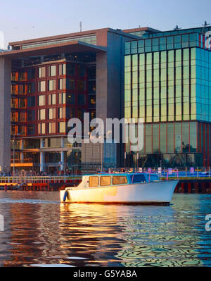 La moderna architettura di Amsterdam con la riflessione in un fiume. Paesi Bassi Foto Stock