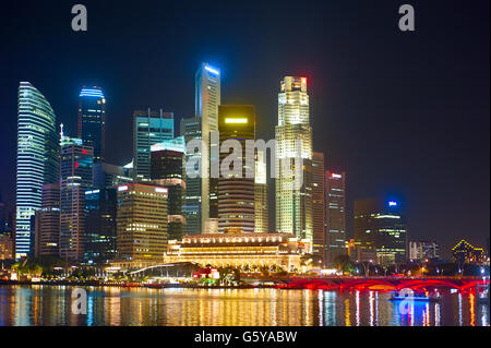 Singapore Downtown Core riflessa in un fiume di notte Foto Stock