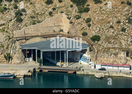 Ingresso alla ex Unione Sovietica sottomarino base navale nella baia di Balaklava. Ora il museo. Foto Stock