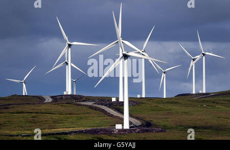 La fattoria eolica Beinn An Tuirc sulla penisola di Kintyre in Scozia, la prima di quella che si spera essere tre di questi sviluppi in Argyll da ScottishPower, che è stato ufficialmente aperto, dal ministro dell'energia e delle costruzioni Brian Wilson. * la struttura da 21 milioni di euro è alimentata da risorse eoliche tra le migliori in Europa. Le 46 turbine eoliche sono in grado di erogare una potenza di 30 mw, sufficiente a fornire elettricità a 25,000 abitazioni. Foto Stock