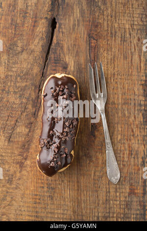 Cacao al cioccolato mandorle decorticate eclair Foto Stock