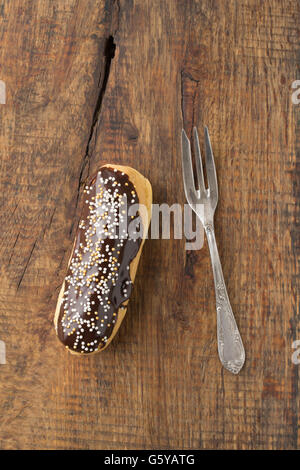 Cioccolato e spruzza eclair Foto Stock