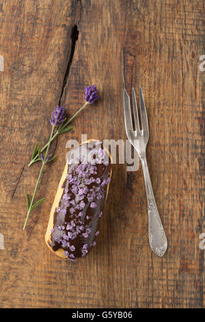 Cioccolato eclair lavanda Foto Stock