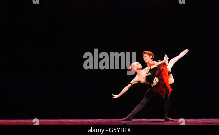 Ken Saruhashi e Nancy Osbaldeston si esibiscono durante le prove di abbigliamento per il concorso di ballerina emergente del Balletto Nazionale Inglese, presso la Queen Elizabeth Hall, sulla Southbank, Londra. Foto Stock