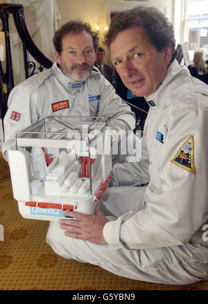 I Ballonisti Andy Elson (a sinistra) e Colin Prescot posano con un modello dell'abitacolo dal loro pallone al Royal Institute di Londra. * i due piloti britannici che hanno in programma di rompere il record mondiale di altitudine per un volo in mongolfiera con equipaggio hanno iniziato oggi a esaminare i dati meteo per una finestra di 72 ore per consentire loro di lanciare la loro mongolfiera QinetiQ1 prima di salire a 25 miglia di altezza. Guarda la storia dell'avventura in mongolfiera. PA Foto: Chris Young Foto Stock