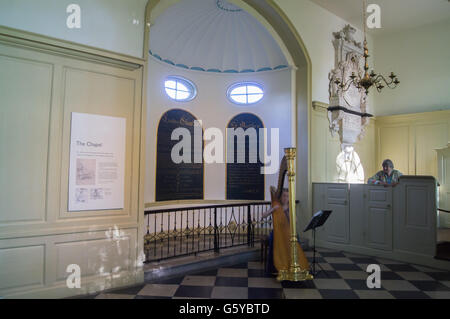 Arpista femminile che gioca nella cappella del Geffrye Museum, Kingsland Road, Hoxton, Londra, Inghilterra rinominato Museum of the Home 2019 Foto Stock