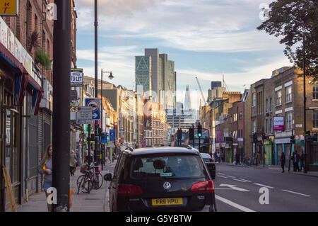 Broadgate e la Shard visto da Kingsland Road, Hoxton, Londra, Inghilterra Foto Stock