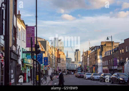 Broadgate e la Shard visto da Kingsland Road, Hoxton, Londra, Inghilterra Foto Stock