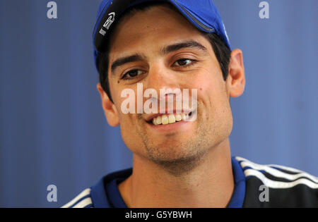 Il capitano dell'Inghilterra Alastair Cook parla durante una conferenza stampa in vista di una sessione di pratica di reti presso l'Università Oval, Dunedin, Nuova Zelanda. Foto Stock