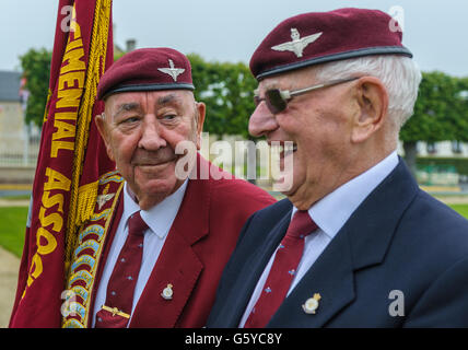 Ranville, Normandia, Francia - Esercito britannico di veterani di guerra in attesa di iniziare una sfilata in occasione della ricorrenza del giorno d Foto Stock