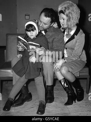 Rod Steiger legge a sua figlia Anna da un libro di Enid Blyton prima che sua moglie Claire Bloom prese un aereo verso Dublino. CELEBRITÀ Foto Stock