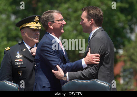 U.S il Segretario della Difesa Ash Carter si congratula con il Segretario dell'esercito Eric Fanning alla sua cerimonia di arrivo per iniziare il suo nuovo lavoro al Pentagono Giugno 20, 2016 in Arlington, Virginia. Fanning è il primo apertamente gay uomo a condurre l'esercito. Foto Stock