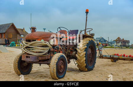 Hermanville sur mer, Normady, Francia - vecchio trattore utilizzato dai pescatori per tirare le barche in mare Foto Stock