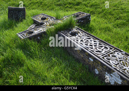 Erba sulla coltivazione di un cimitero caduti croce in Irlanda. Foto Stock