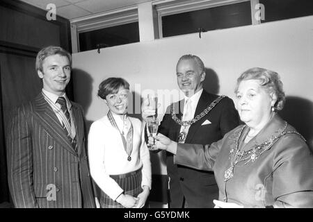 Il Signore e la signora Mayoress di Nottingham, il Consigliere Tom e la signora Nancy Wilkins danno un benvenuto con champagne a Christopher Dean e Jayne Torvill all'aeroporto delle East Midlands a Castle Donnington dopo che sono tornati a casa dal successo della medaglia d'oro nei campionati europei di ballo del ghiaccio a Innsbruck. Foto Stock