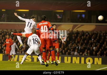 Calcio - UEFA Europa League - Round of 16 - prima tappa - Tottenham Hotspur v Inter Milan - White Hart Lane. Gareth Bale di Tottenham Hotspur (a sinistra) segna l'obiettivo di apertura della sua squadra Foto Stock