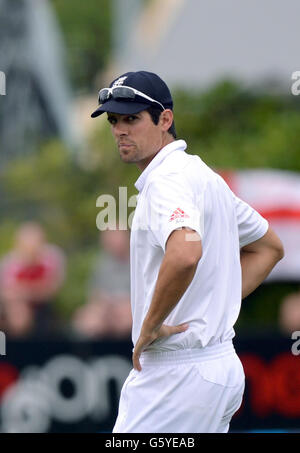 Il capitano dell'Inghilterra Alastair Cook guarda-on durante il terzo giorno del primo test all'Università Oval, Dunedin, Nuova Zelanda. Foto Stock